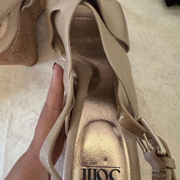 NWOT Beautiful Elegant Glam Summer Fun Women’s Size 11 Gold Wedges by SOFFT - Picture 14 of 15